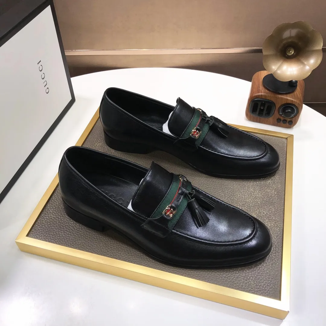 Factory batch 500💰Italy’s top luxury men’s shoe giant (GUCCI) (Gucci) (full cowhide lining) new arrival🍃Original European style🔰 Pleasant to the eye😍In order to make the shoes more durable and non-deformable🌀The production continues to follow traditional methods but there is still no lack of innovation💪The original sheepskin is selected for the leather♻️Smooth, natural and extra bright⭐Made of imported cowhide The rich man’s first choice 38-45 (45 customized)